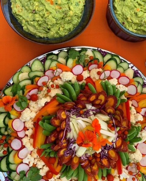 appetizer-fresh-vegetable-party-platter-with-guacamole